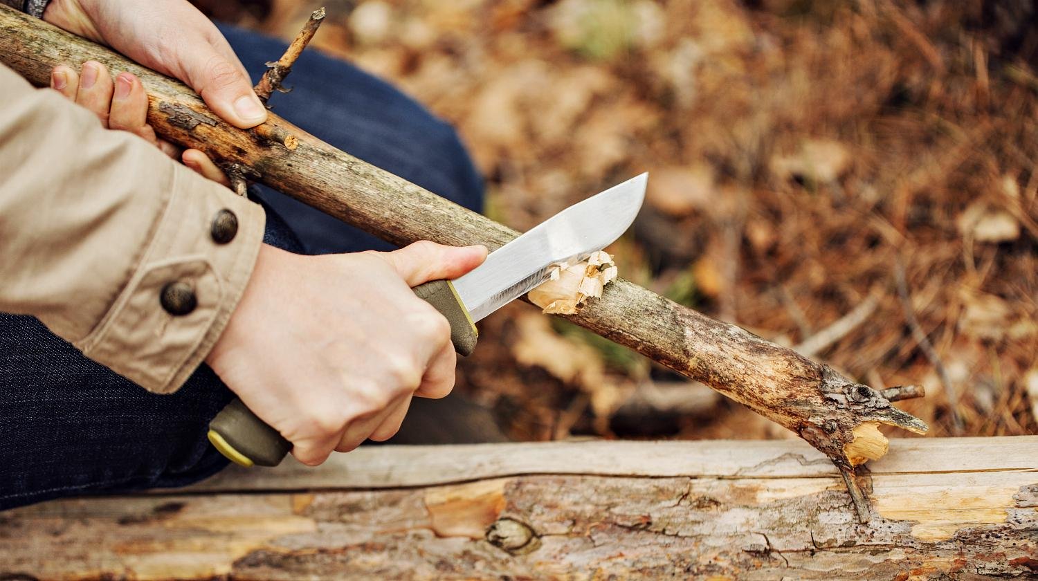 man-whittling-wood-knife-bushcraft-skills-ss-Feature - Sondhelm